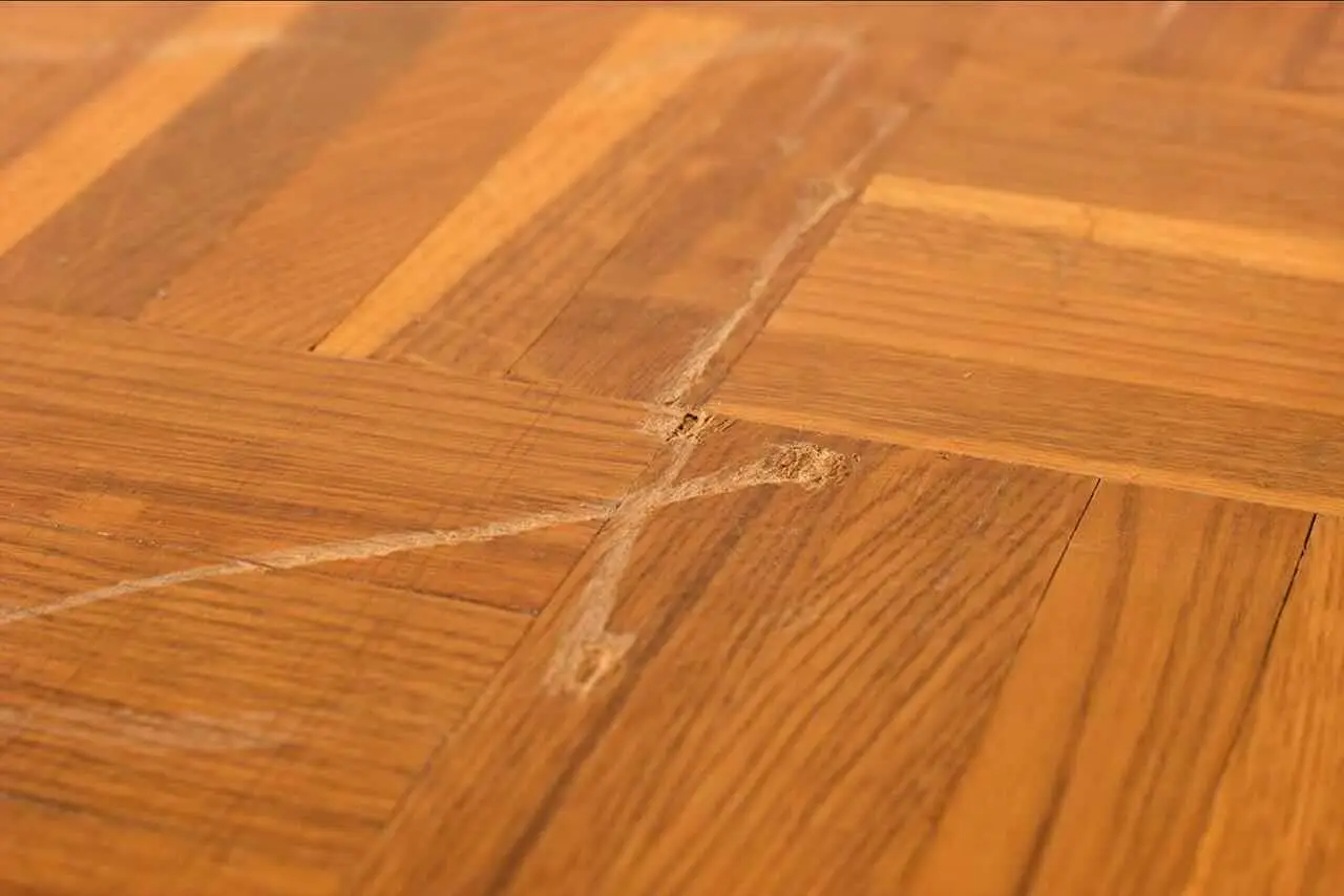 Qual è il trucco low-cost per i graffi sul legno? Funziona davvero