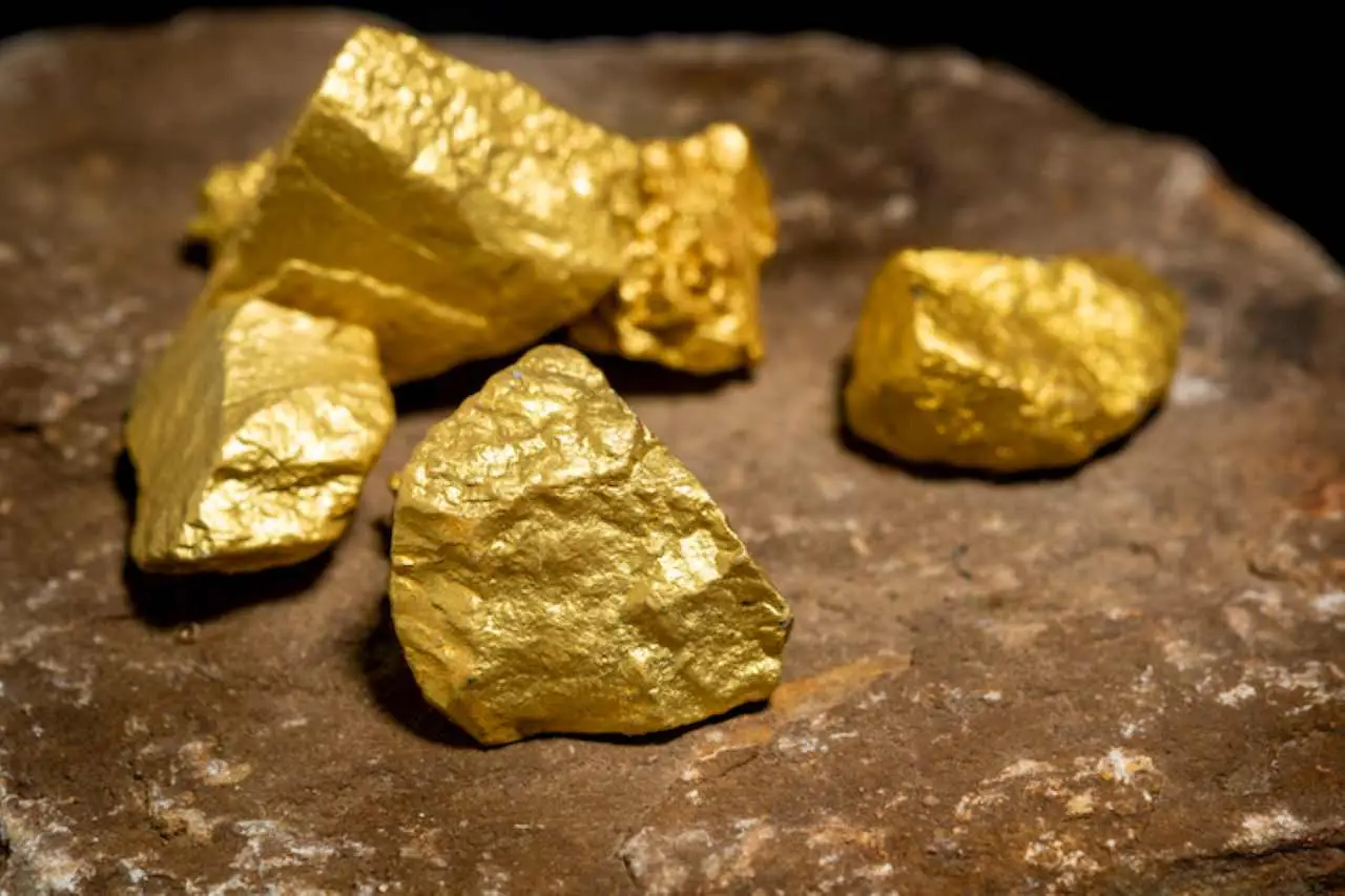 L’oro ha raggiunto prezzi record: ecco cosa sta succedendo e se conviene investire ora