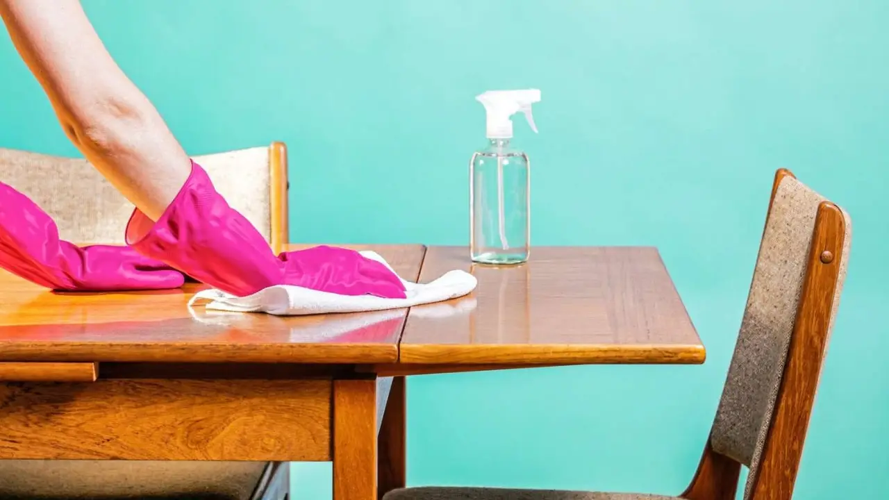 Non usare questo prodotto sul mobile antico: ecco come nutrire il legno correttamente