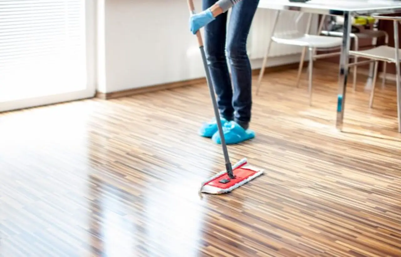 Attenzione a pulire il parquet con l’aceto: ecco perché lo stai rovinando