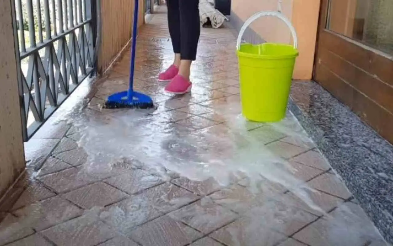 Il trucco geniale per lavare i pavimenti senza usare acqua e senza fatica