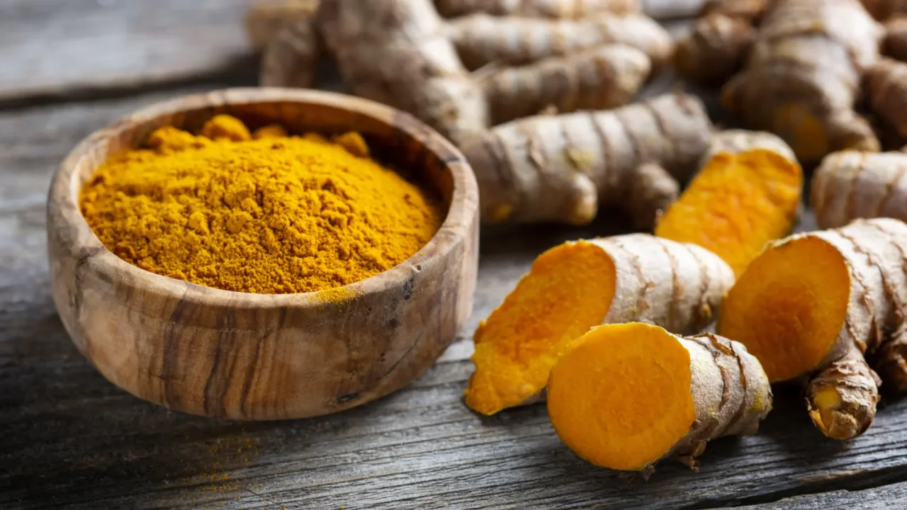 Quali sono i benefici della curcuma come antinfiammatorio? La dose giornaliera consigliata