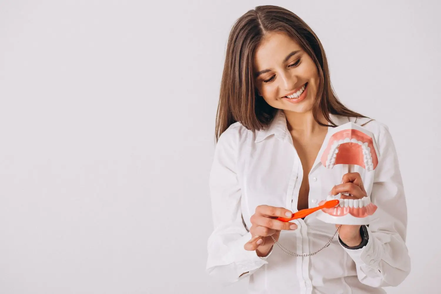 Come si fa a fare una perfetta pulizia dei denti a casa? I passaggi che il tuo dentista approva