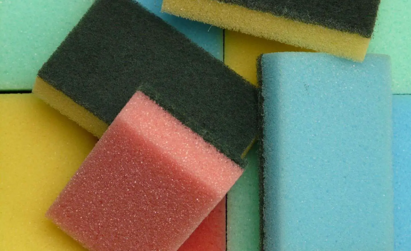 Smetti di sprecare soldi: il trucco per far durare le spugne da cucina il doppio del tempo